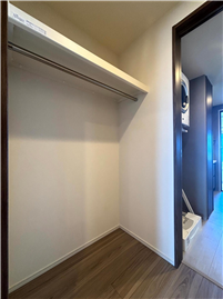 ウォークスルークローゼットからパウダールーム方向を撮影