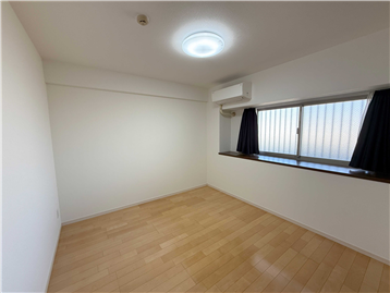 出窓のある洋室1