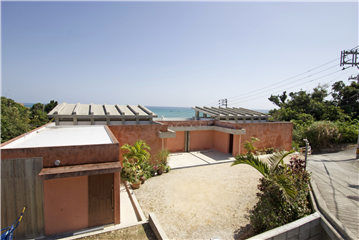 北西側から見た外観