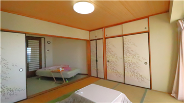 ダイニングキッチンと和室（和室から撮影）