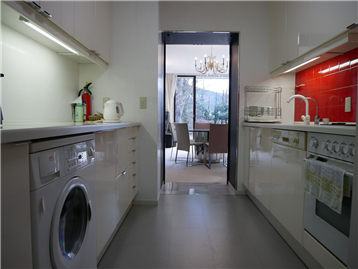 独立型のキッチン(リビング方向を撮影)