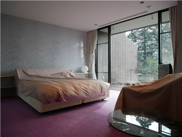 洋室1(バルコニー方向を撮影)