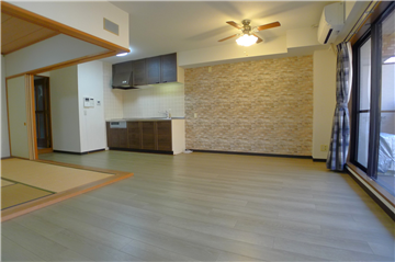 リビングダイニングキッチン／西方向を撮影