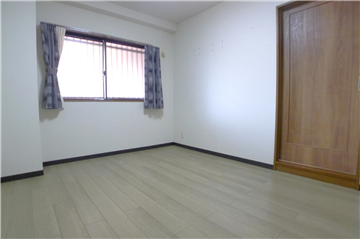 洋室／東方向を撮影