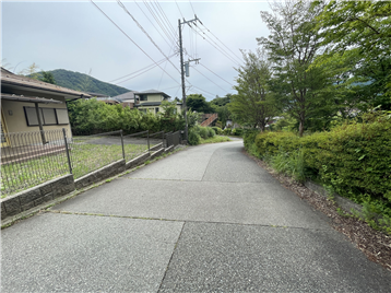北西側の前面道路