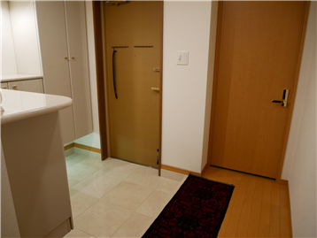 下足入と物入が備わる玄関