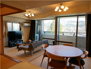 キッチンからLDKを撮影