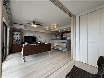 洋室2からLDKを撮影