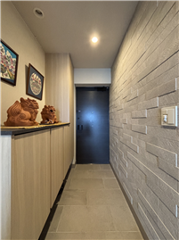 廊下から玄関方向を撮影