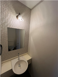 トイレ１の手洗い器(壁：調湿タイル）