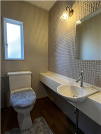 トイレ１（壁：調湿タイル）