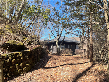 敷地入口（カースペース）南側から撮影