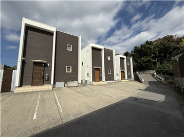 外観／南西側から撮影（左から2番目（中央）が対象不動産）