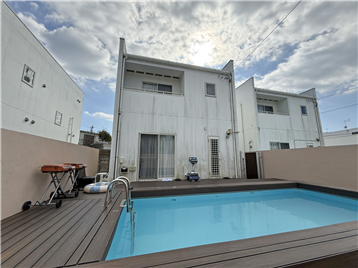 外観／北東側プールサイドから撮影