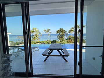 別棟2リビングからプール越しにオーシャンビューを堪能