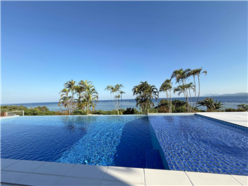 別棟2からプール越しに見るオーシャンビュー／北方向を撮影