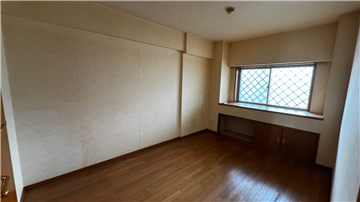 約5.8畳の洋室／入口より撮影