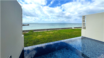 大人用（水深１．２ｍ）左と子供用（水深０．５ｍ）右のプール