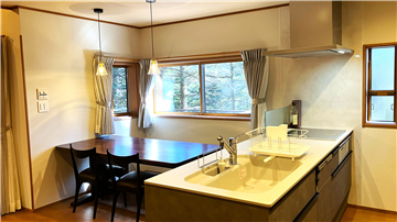 キッチンとダイニング／東方向を撮影