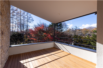 西側バルコニーから望む浅間山（北西方向を撮影）