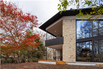 建物外観（1Fテラスと2Fバルコニー）