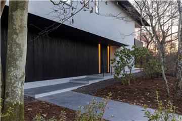 ポーチから玄関方向を撮影