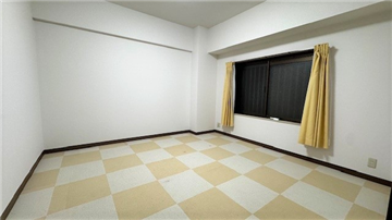 約8.3畳の洋室２／入口より撮影