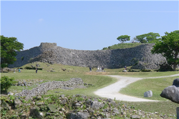 世界遺産にも登録された「今帰仁城址」まで約2.7km(車5分