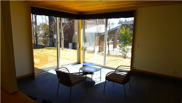 ウッドデッキと繋がりのある土間サロン