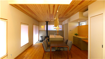 LDK（土間スペース方向を撮影）