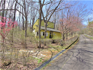 接面道路の東側より敷地内建物方向