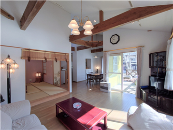 リビングの西側角よりDK方向