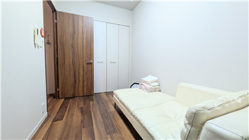 約5.1畳の洋室2/奥行きのあるクローゼットを備えています