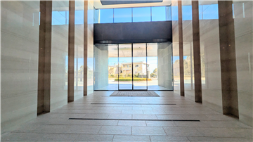 メインエントランス/建物内より撮影