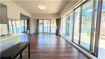 二面開口の約20.3畳のリビングダイニング