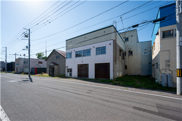 前面道路北東側より南西方向を撮影(古家付)