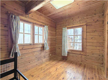 洋室を南西側角より