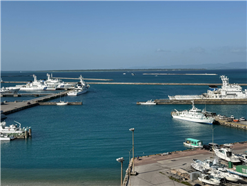バルコニーから浜崎マリーナ越しに竹富島を望む