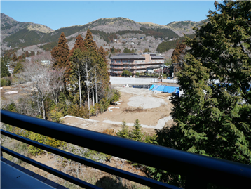 バルコニーから箱根外輪山方向を撮影