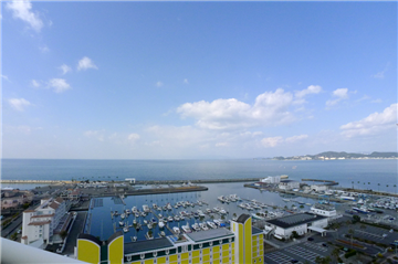 北西側バルコニーから西向きに和歌浦湾を望む