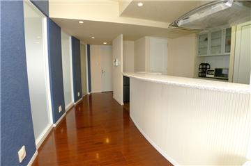 弧を描くホールの壁がモダンな雰囲気を演出