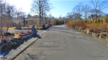 北西側の前面道路(別荘地内道路)