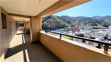 外廊下からは山並みが見えます