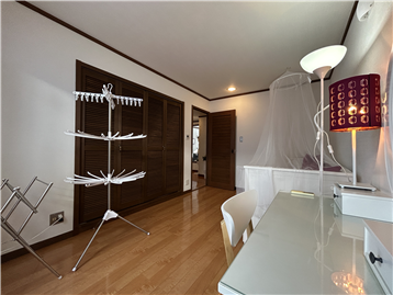 洋室（入口方向を撮影）