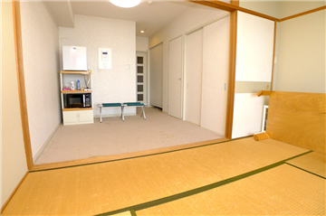 和室の襖戸を開放すると約13.5畳の広さ