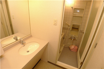 洗面脱衣室とバスルーム