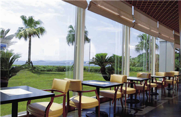 隣接する会員制ホテルのレストラン