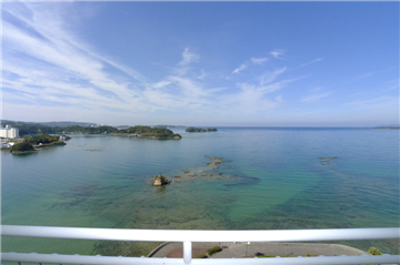 バルコニーより正面に見える田辺湾/西向きに撮影