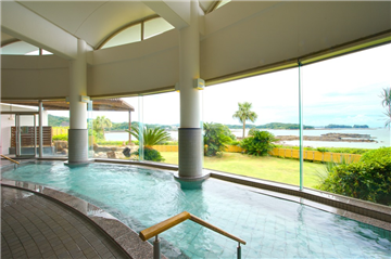 隣接する会員制ホテルの温泉大浴場