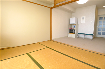 和室(約7.3畳)とダイニングキッチン(約6.2畳)